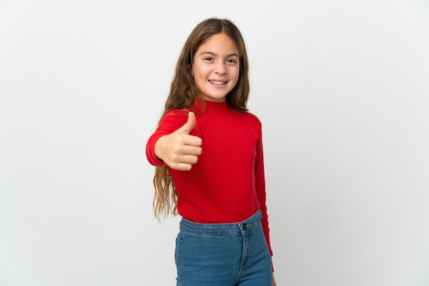 Petite fille sur fond blanc isolé avec les pouces vers le haut parce que quelque chose de bien s'est produit