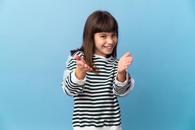 Petite fille sur fond isolé applaudissant après présentation lors d'une conférence