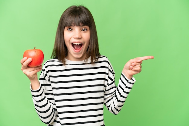 Petite fille sur fond isolé