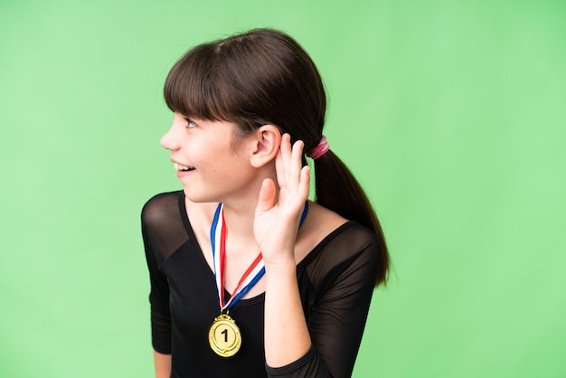 Petite fille sur fond isolé