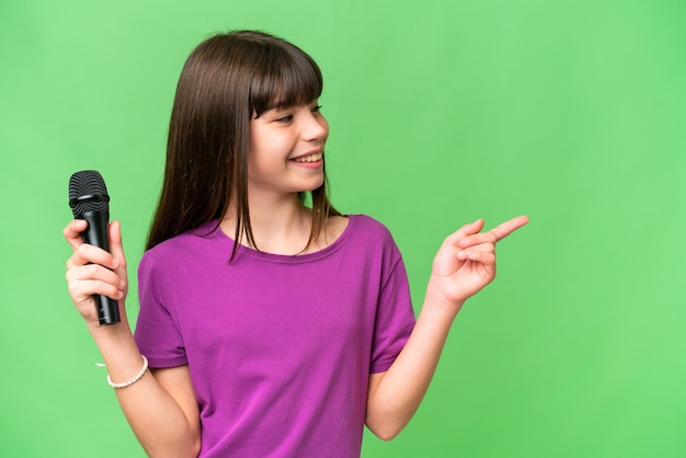 Petite fille sur fond isolé