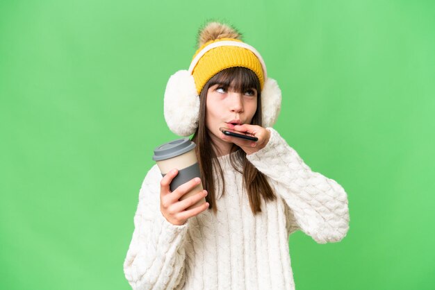 Petite fille sur fond isolé