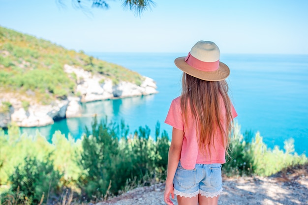 Petite fille sur fond de voyage de vacances beau paysage