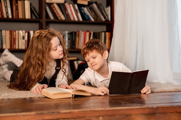 Petite fille et garçon lisant le livre.