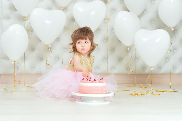 Petite fille avec un gâteau pour son anniversaire