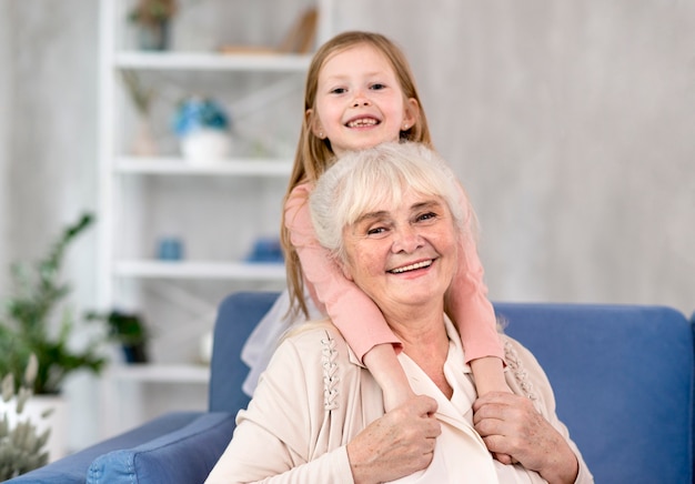 Photo petite fille avec grand-mère ensemble