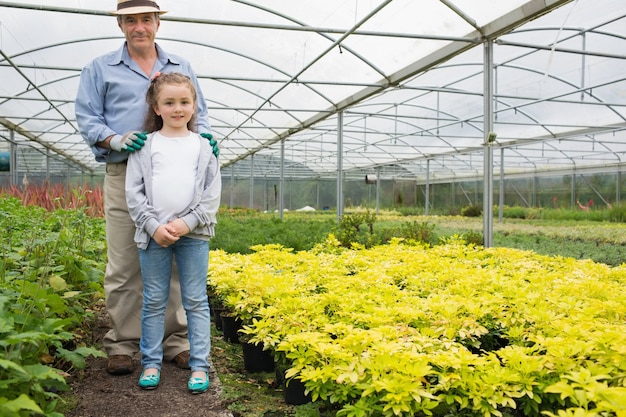 Petite fille avec grand-père en serre