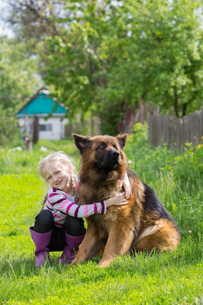 Petite fille avec gros chien berger