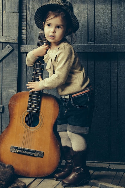 Petite fille avec guitare