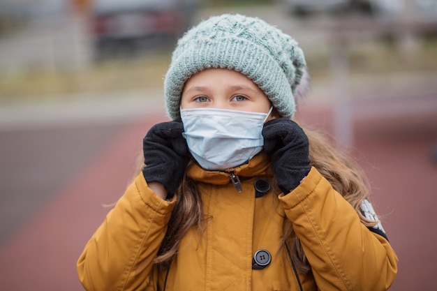 Petite fille habille un masque médical.