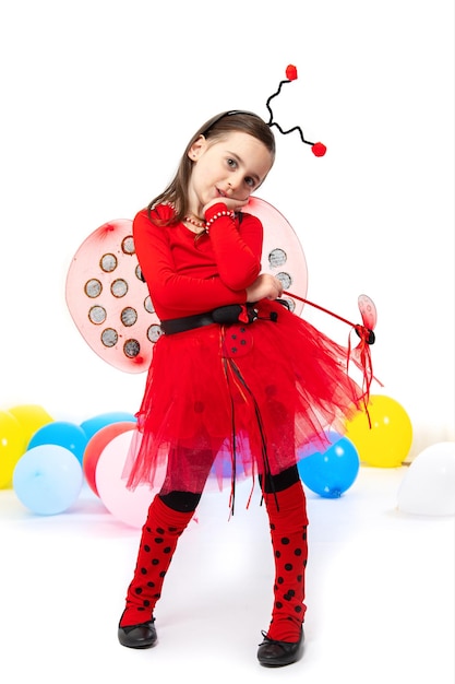 Petite fille habillée comme une abeille sur fond blanc Carnaval Pourim Halloween