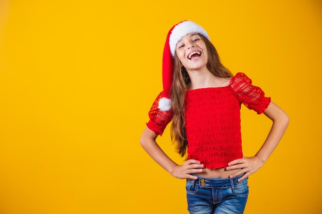 Petite fille habillée comme un père noël