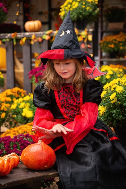 petite fille habillée en sorcière fête halloween