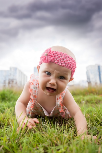 Petite fille sur l'herbe verte