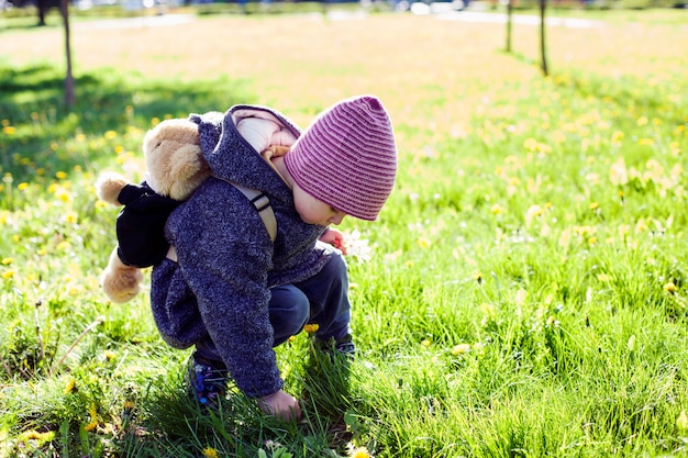 Petite fille sur l'herbe