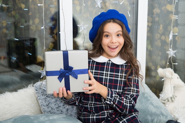 Une petite fille heureuse célèbre les vacances d'hiver. bonne année. période de Noël. Bon sang, sois joyeux. Mignonne petite fille enfant avec cadeau de Noël. livraison de cadeaux de noël. Noël est le moment de plaire.