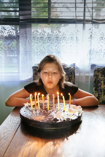 Petite fille heureuse à l'intérieur avec un gâteau d'anniversaire