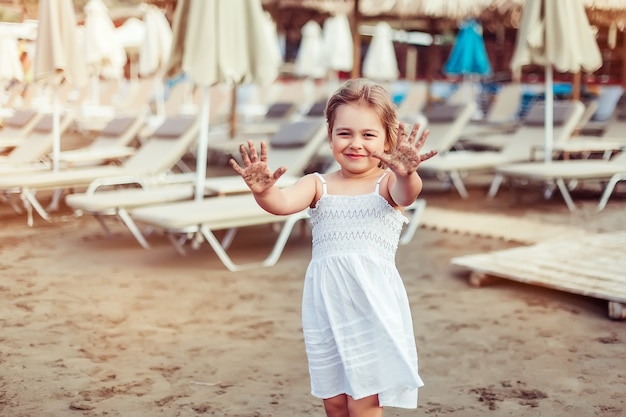 Petite fille heureuse sur la mer