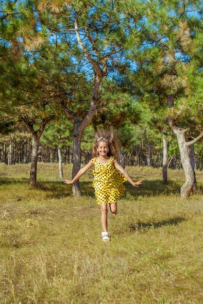 Petite fille heureuse se réjouissant