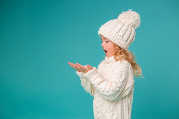 petite fille en hiver bonnet et pull