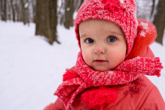 Petite fille impressionnée par la neige. Fermer.