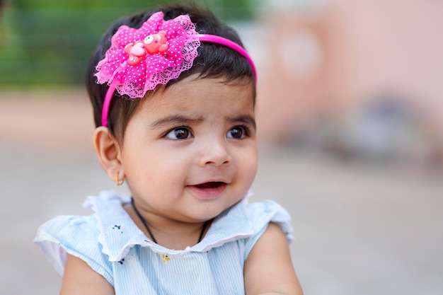 Petite fille indienne enfant jouant et donnant le sourire