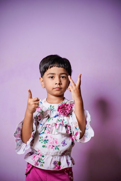 Photo petite fille indienne faisant des mathématiques en comptant les doigts à la maison