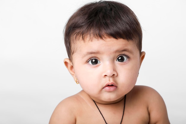 Petite fille indienne jouant sur fond blanc