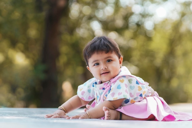 Petite fille indienne souriante et donnant l'expression