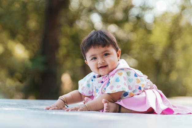 Petite fille indienne souriante et donnant l'expression