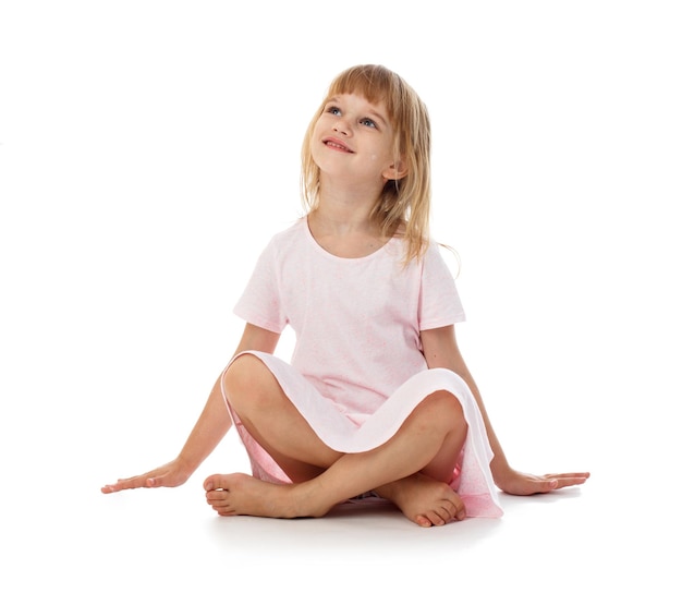 Petite fille isolée en blanc