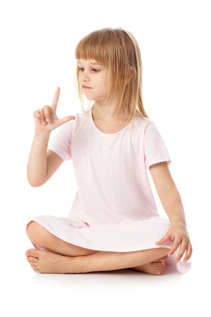 Petite fille isolée en blanc