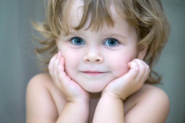 Petite fille isolée sur blanc