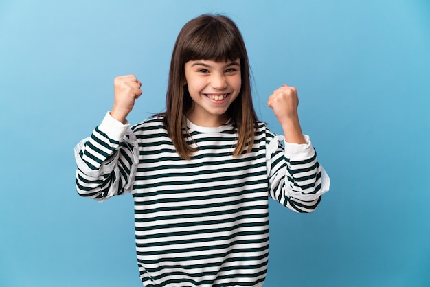 Petite fille isolée célébrant une victoire en position de vainqueur