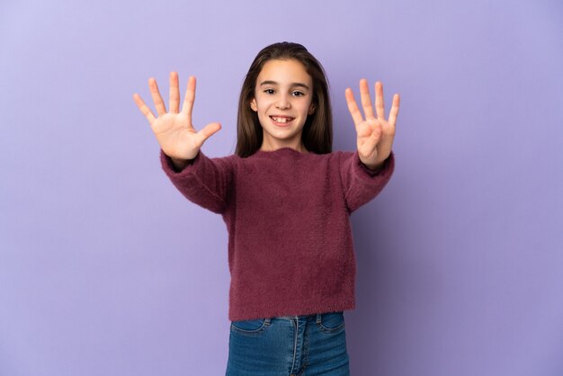 Petite fille isolée en comptant neuf avec les doigts