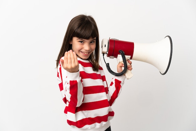 Petite fille isolée sur fond blanc tenant un mégaphone et invitant à venir avec la main