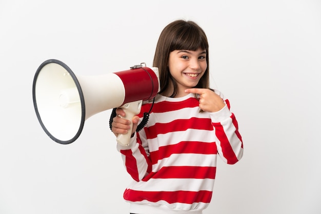 Petite fille isolée sur fond blanc tenant un mégaphone et pointant le côté