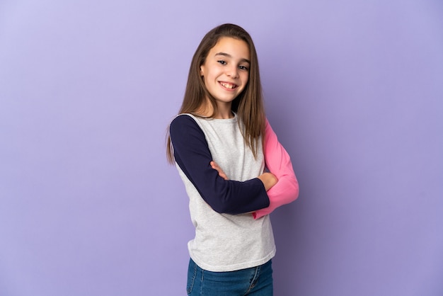 Petite fille isolée sur fond violet avec les bras croisés et impatient