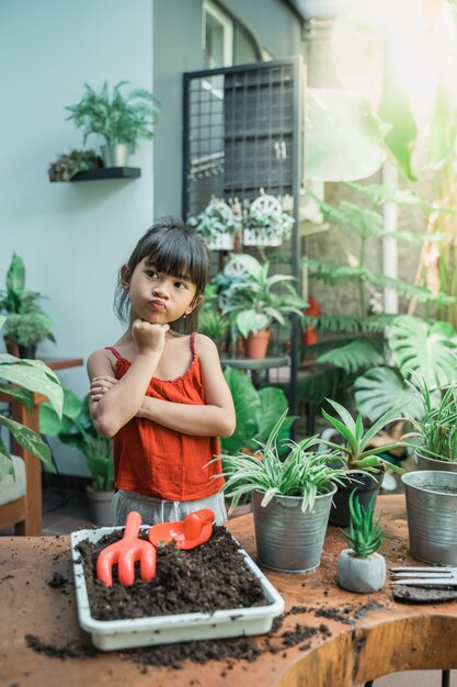 Petite fille jardinage à la maison