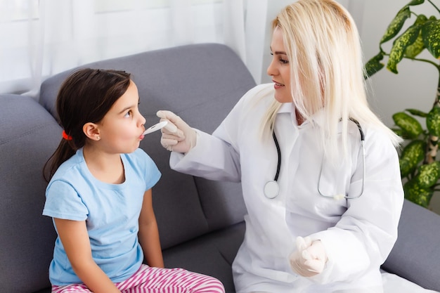 Petite fille et jeune docteur à l'hôpital