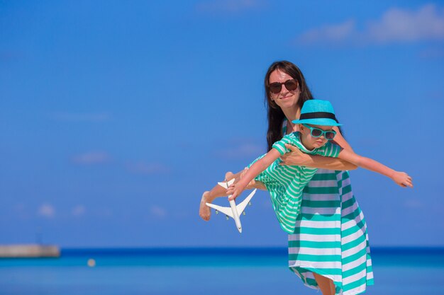 Petite fille et jeune maman pendant les vacances à la plage