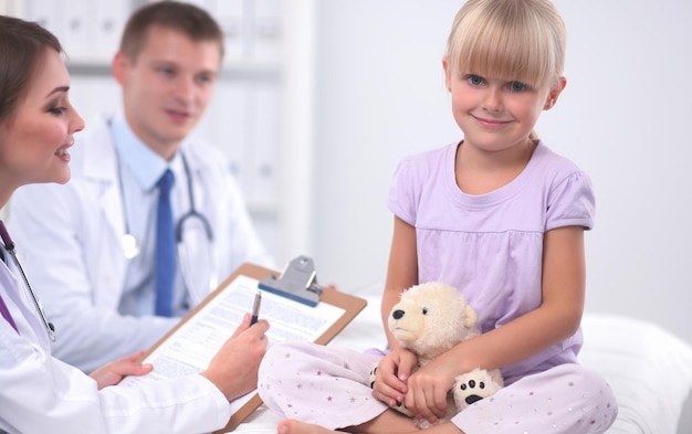 Petite fille et jeune médecin à l'hôpital ayant un examen