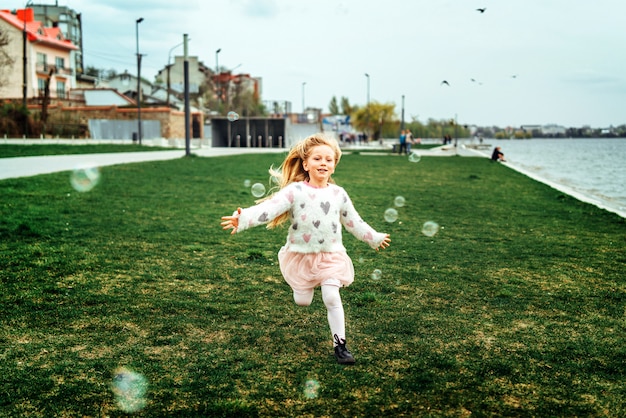 Petite fille jolie heureuse s&#39;amuser dans le parc