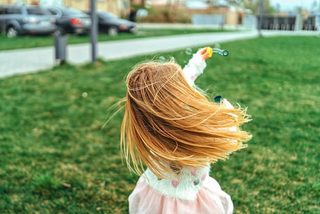 Petite fille jolie heureuse s&#39;amuser dans le parc