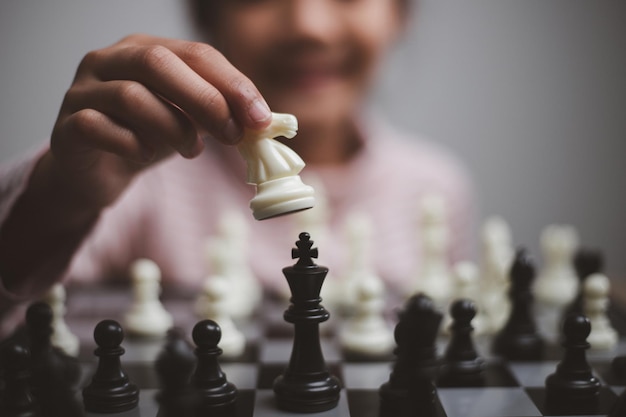 Petite fille jouant aux échecs sur un échiquier.