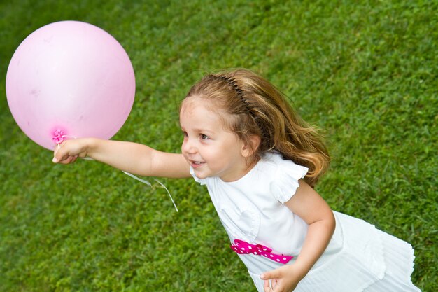 Petite fille jouant avec ballon