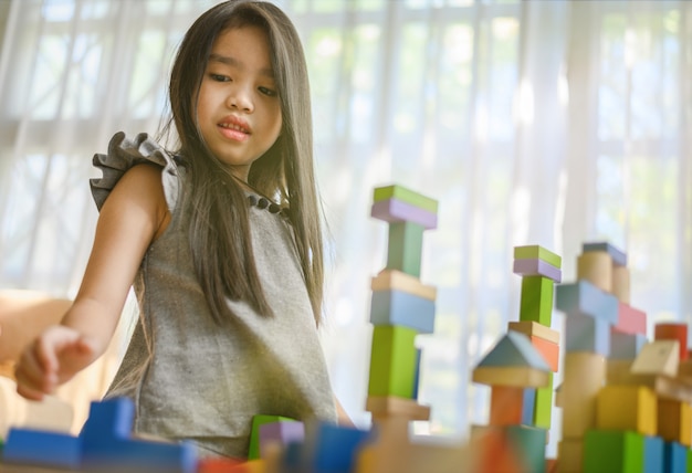 Petite fille jouant avec des blocs de construction