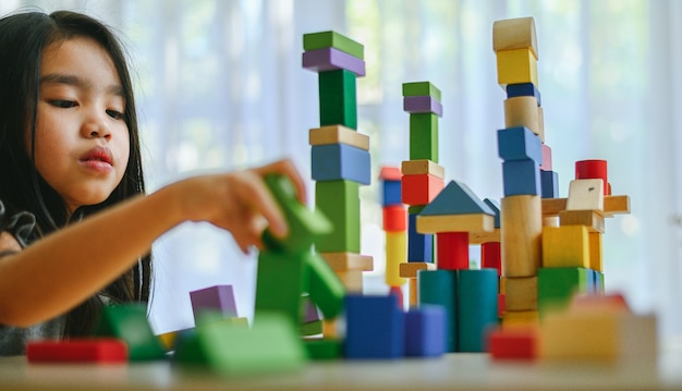 Petite fille jouant avec des blocs de construction