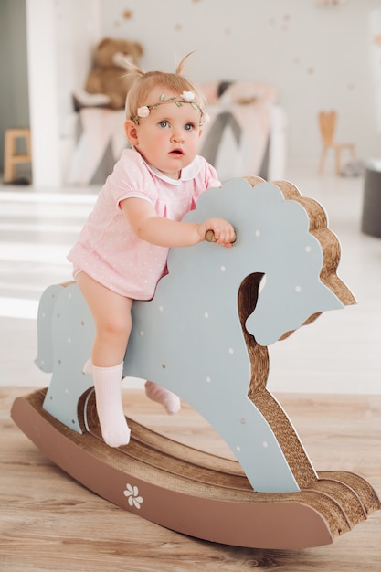 Petite fille jouant avec des boules colorées à la maison