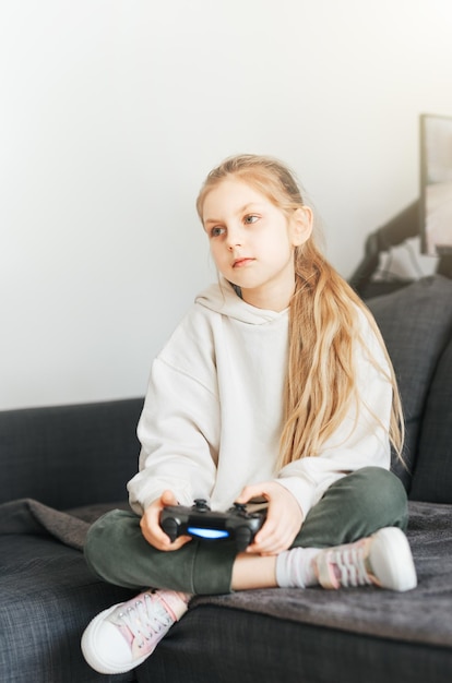 Petite fille jouant sur la console de jeux